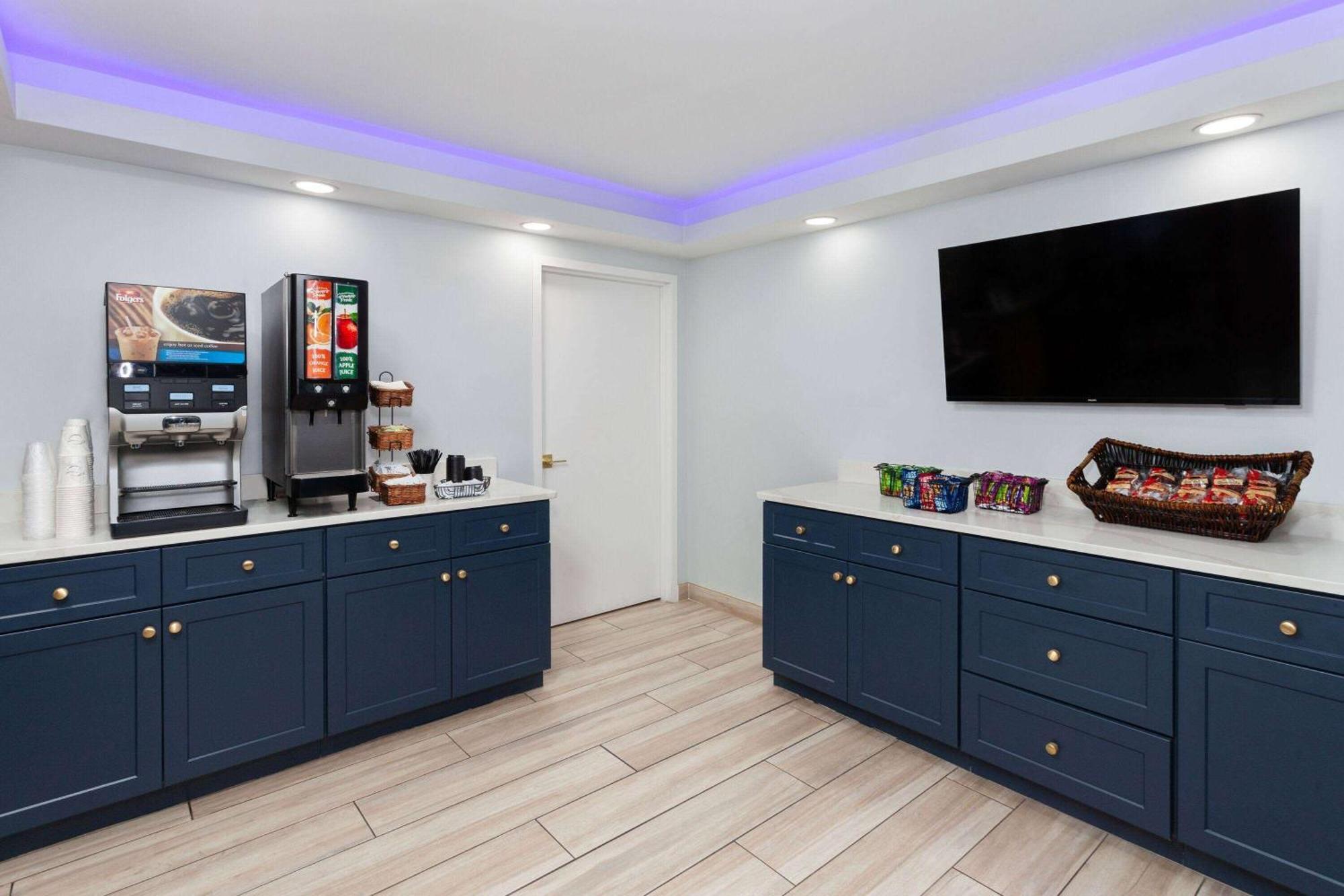 Super 8 By Wyndham Baltimore Northwest Bagian luar foto