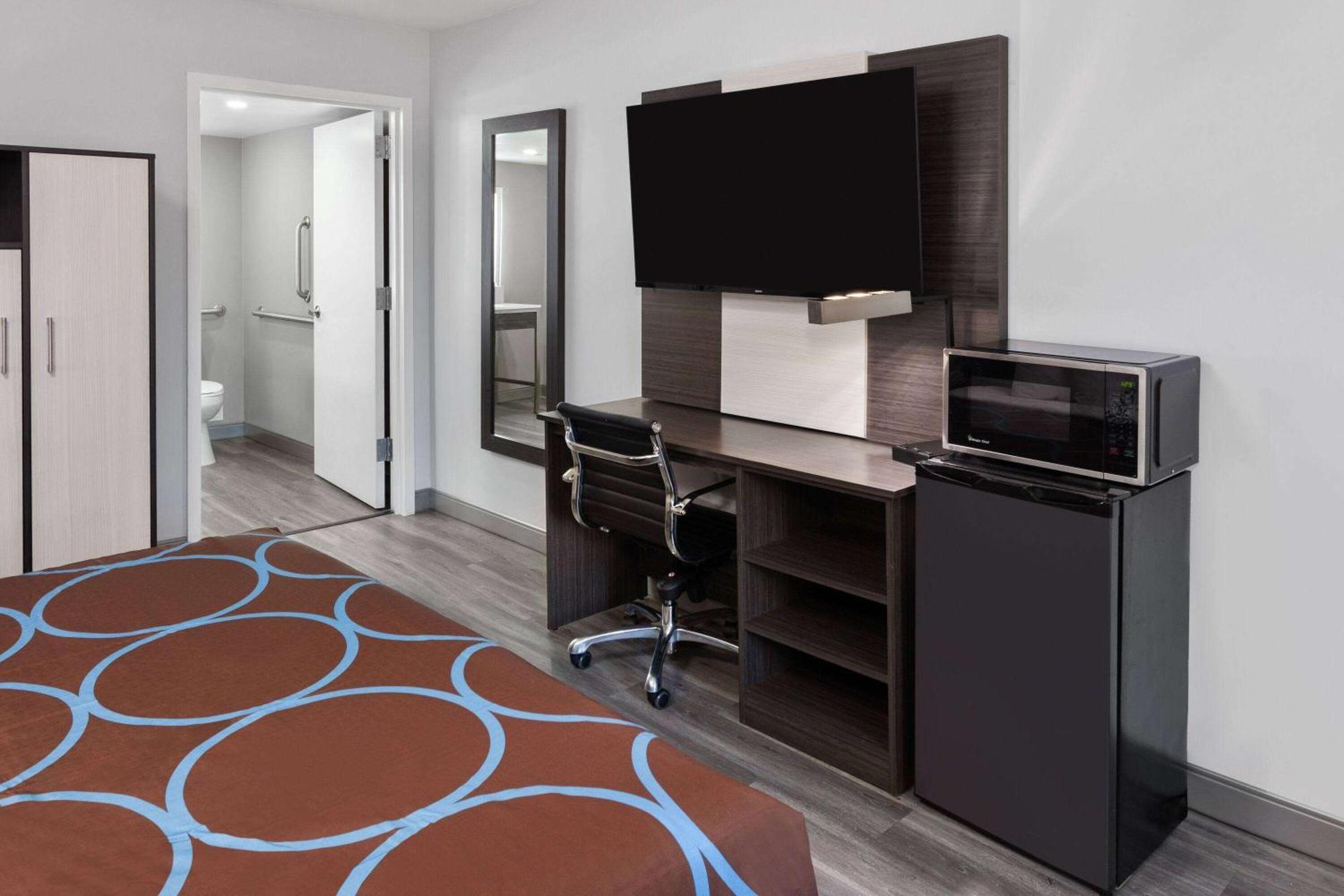 Super 8 By Wyndham Baltimore Northwest Bagian luar foto