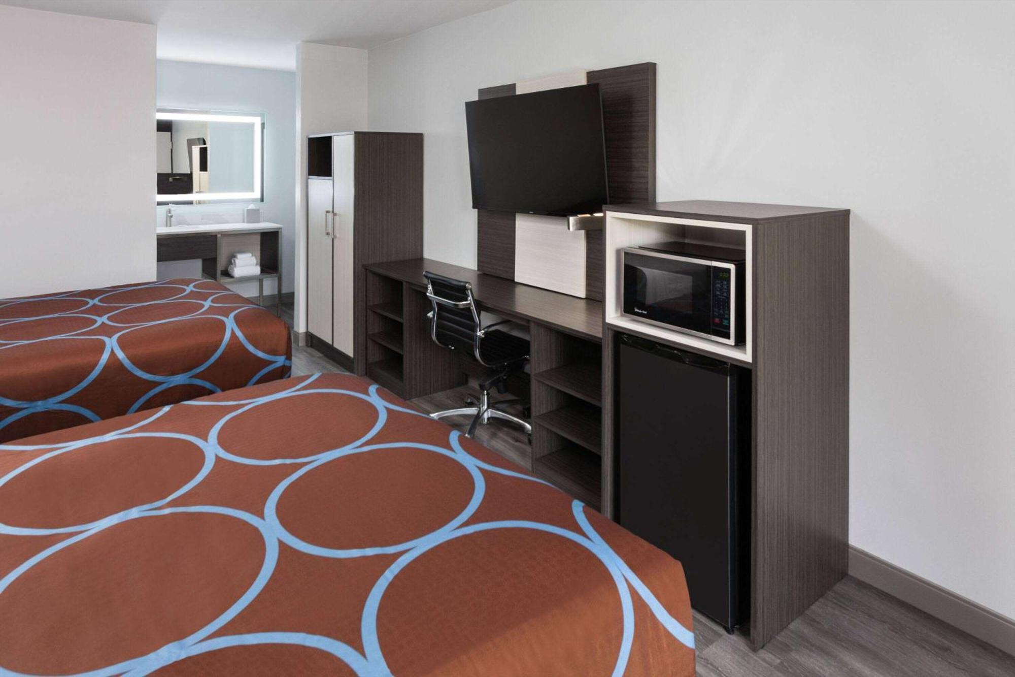 Super 8 By Wyndham Baltimore Northwest Bagian luar foto