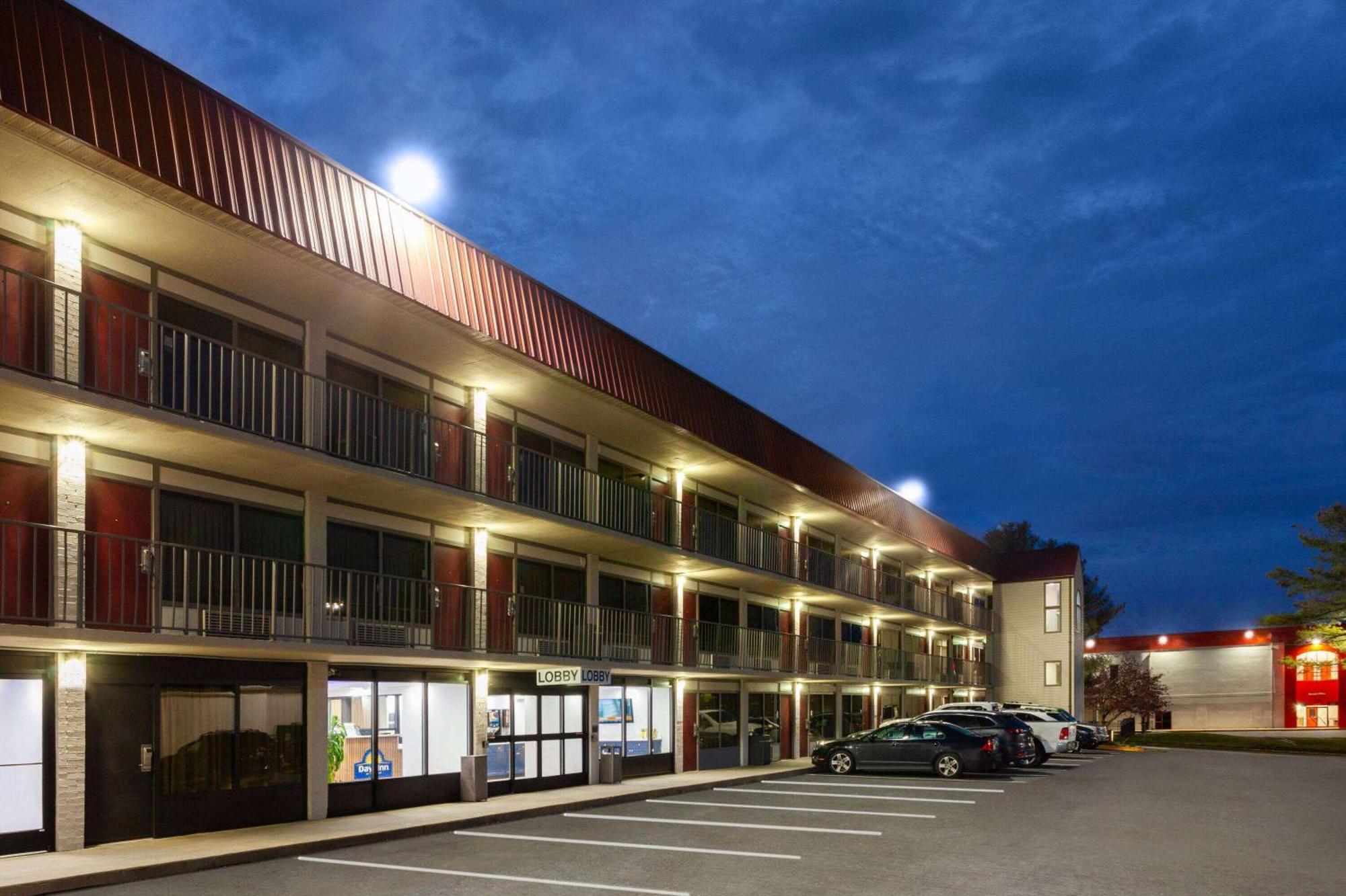 Super 8 By Wyndham Baltimore Northwest Bagian luar foto