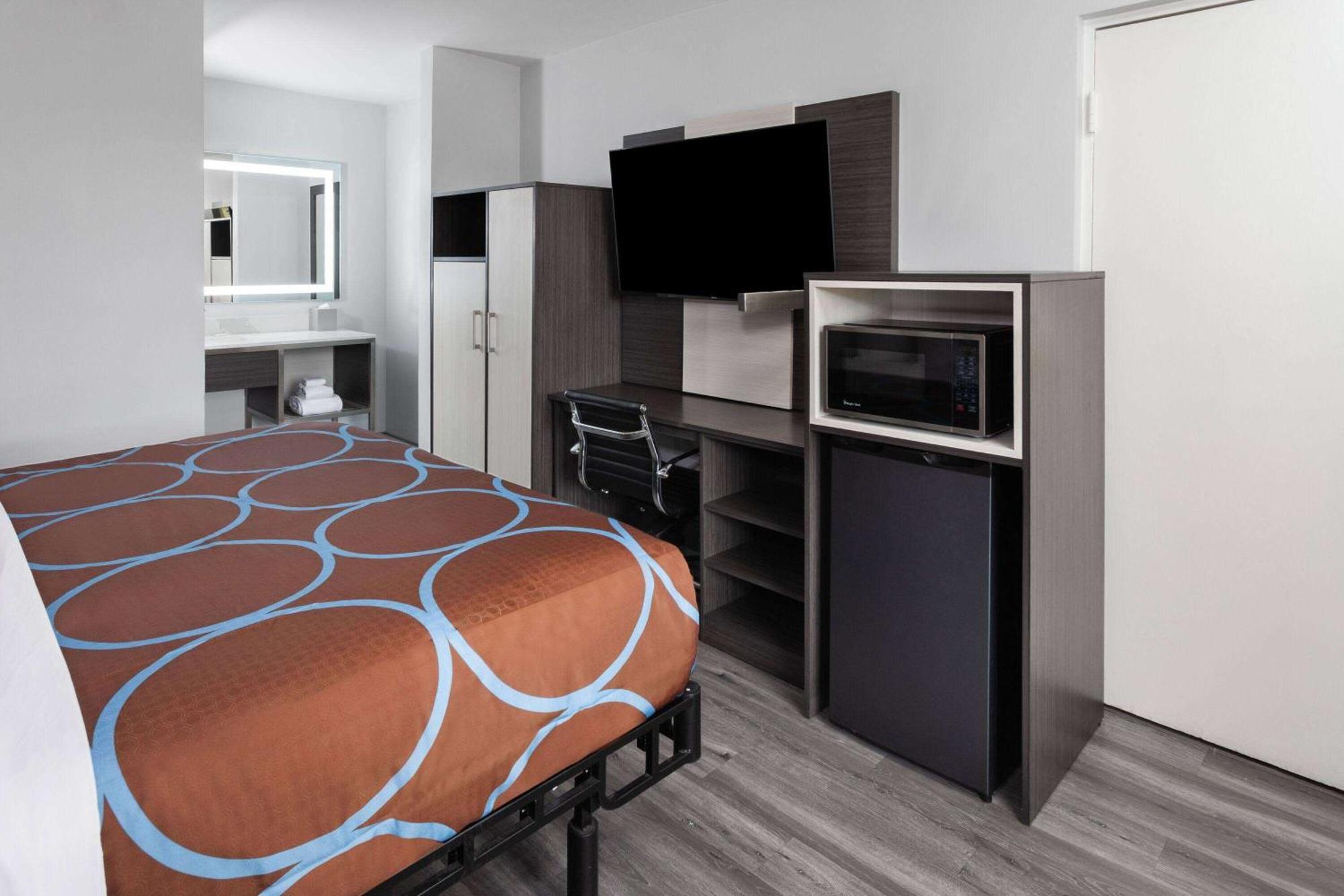 Super 8 By Wyndham Baltimore Northwest Bagian luar foto